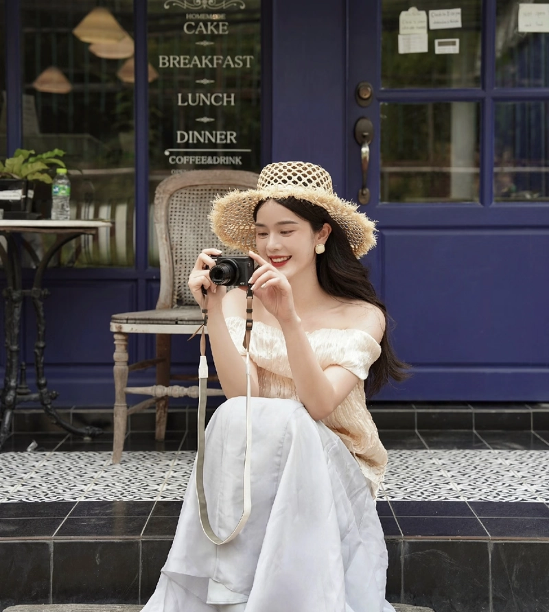Golden hour glow girls dp with camera soft aesthetic vibe