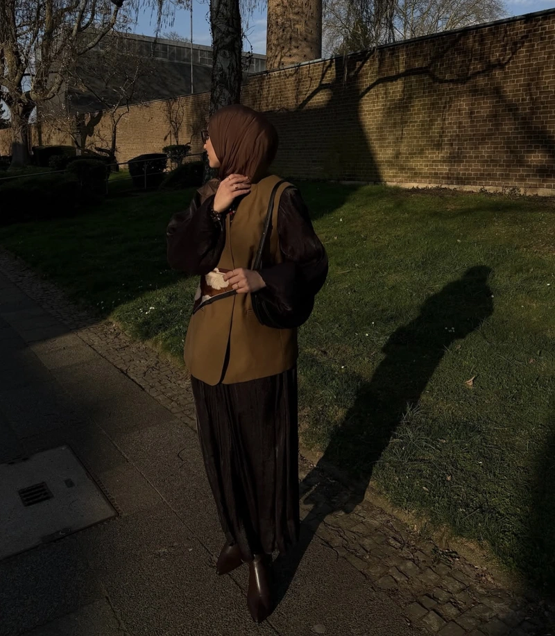 Graceful calm pose islamic girl dp for whatsapp classy vibe