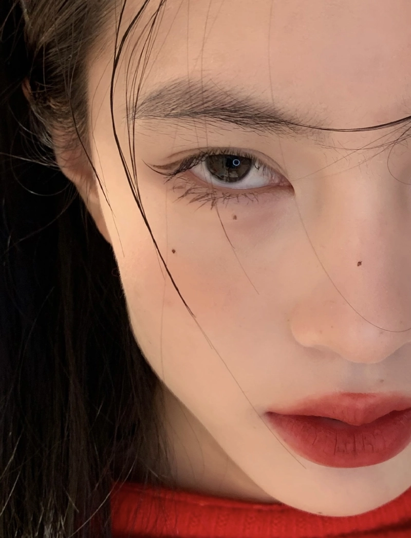 Iconic look half face girl dp bold aesthetic vibe