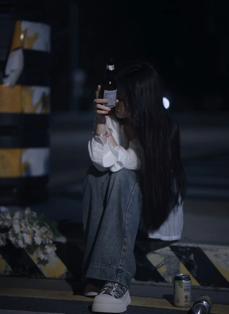 Independent vibe single dp for girl confident solo look