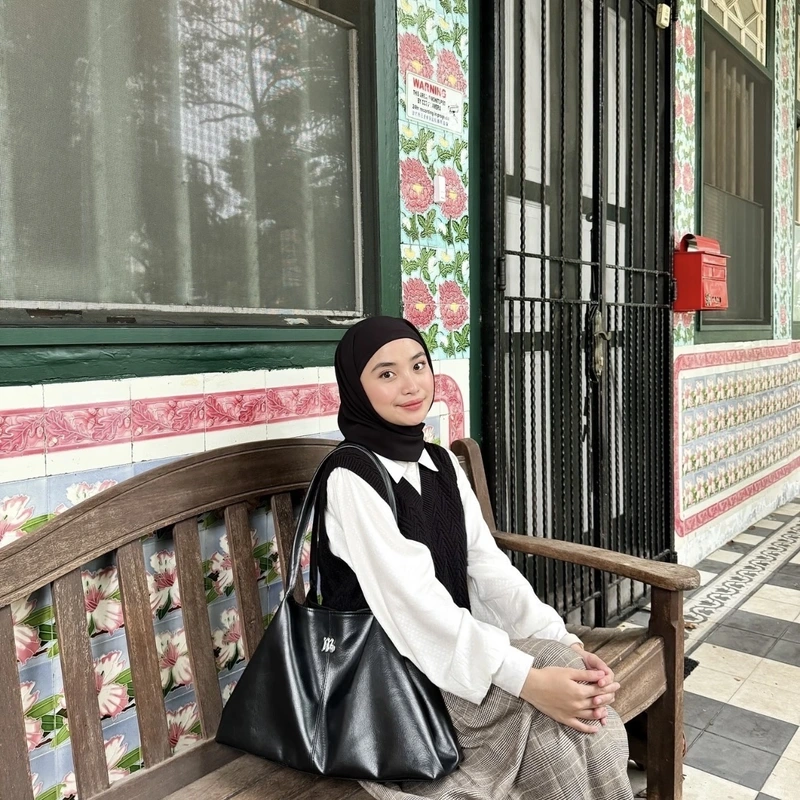 Islamic girl dp for WhatsApp featuring elegant modest outfit