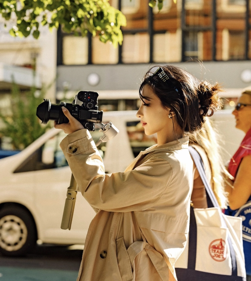 Minimal aesthetic with soft vibe girls dp with camera style