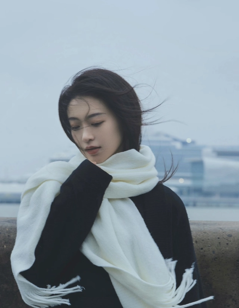 Minimal pose silent girl dp simple silent look