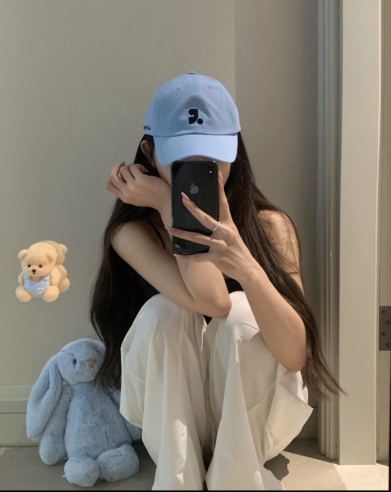 Modern casual fashion with chill street look cap girl dp image