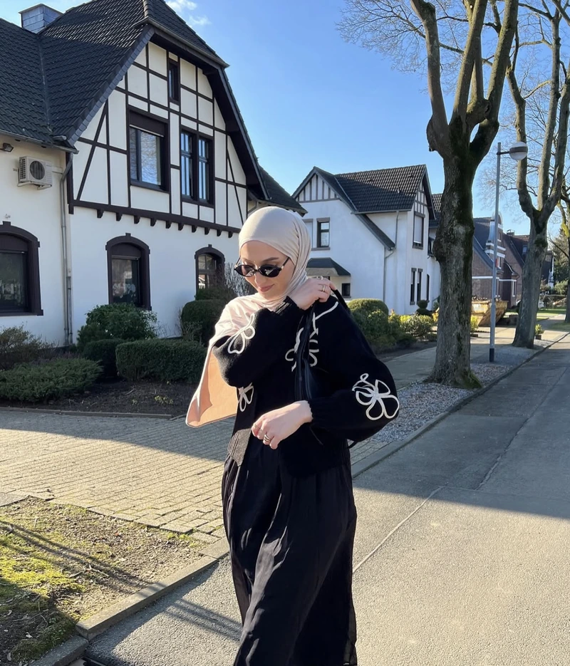 Modern modest style islamic girl dp for whatsapp trendy look