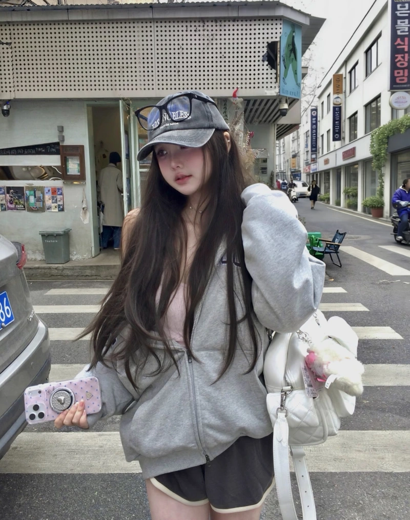 Modern snapback vibe stylish cap girl dp stylish urban aesthetic look
