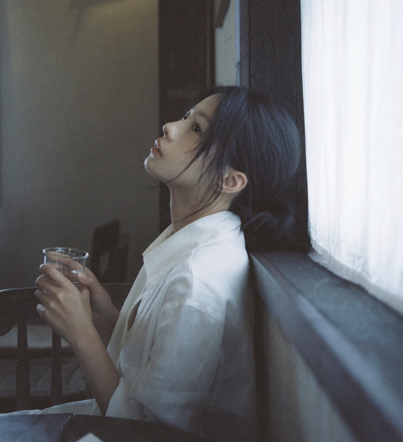 Mood off dp girl pic lost in thoughts with calm vibe