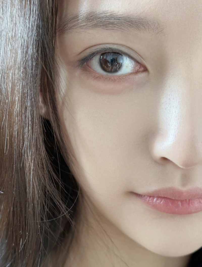 Moody light half face girl dp dark aesthetic feel