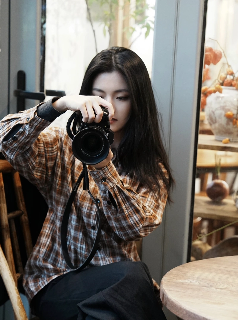 Natural pose with clean look girls dp with camera feel