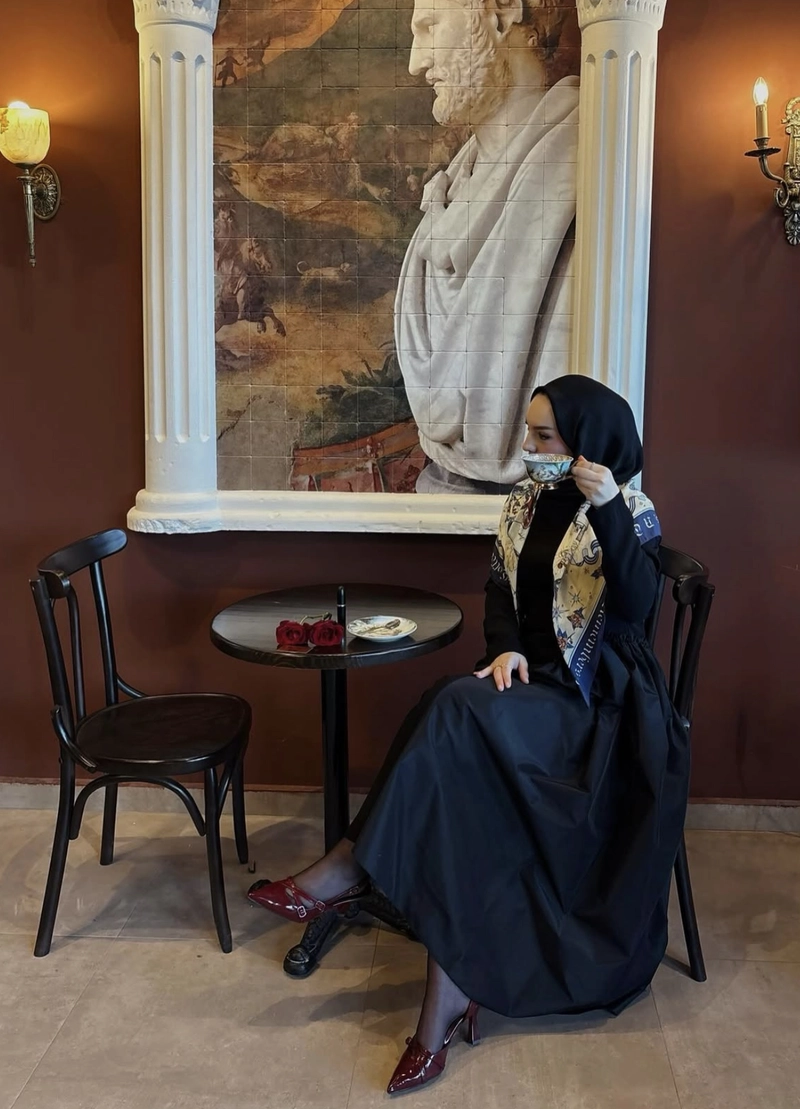 Quiet reflection islamic girl dp for whatsapp soft spiritual feel