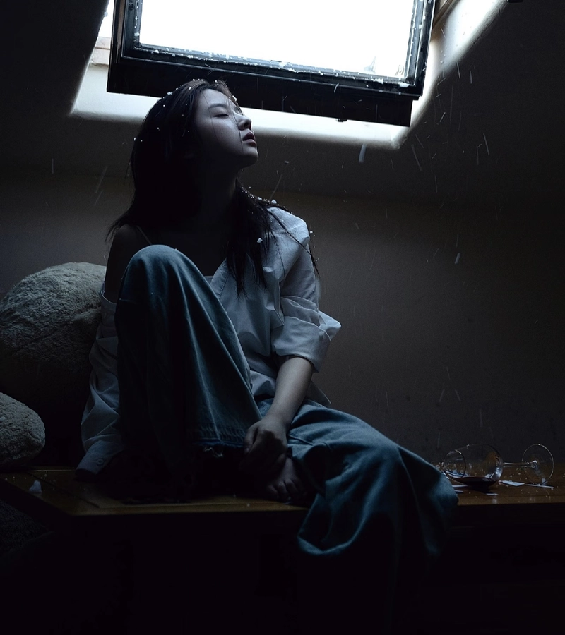 Rainy mood aesthetic mood off dp girl pic with calm vibe