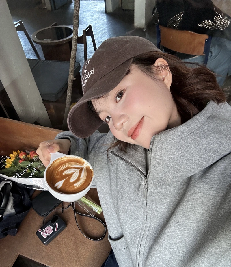Relaxed winter feel cute girl with coffee cup dp aesthetic