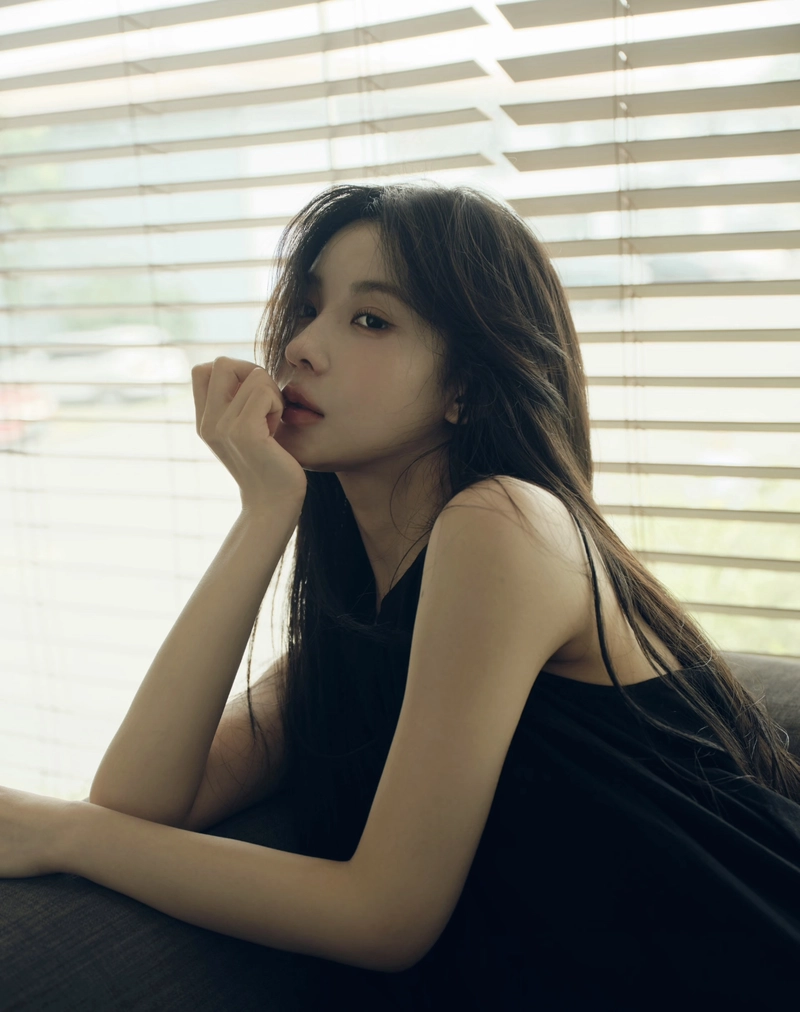 Silent girl dp lonely peaceful minimal aesthetic feel
