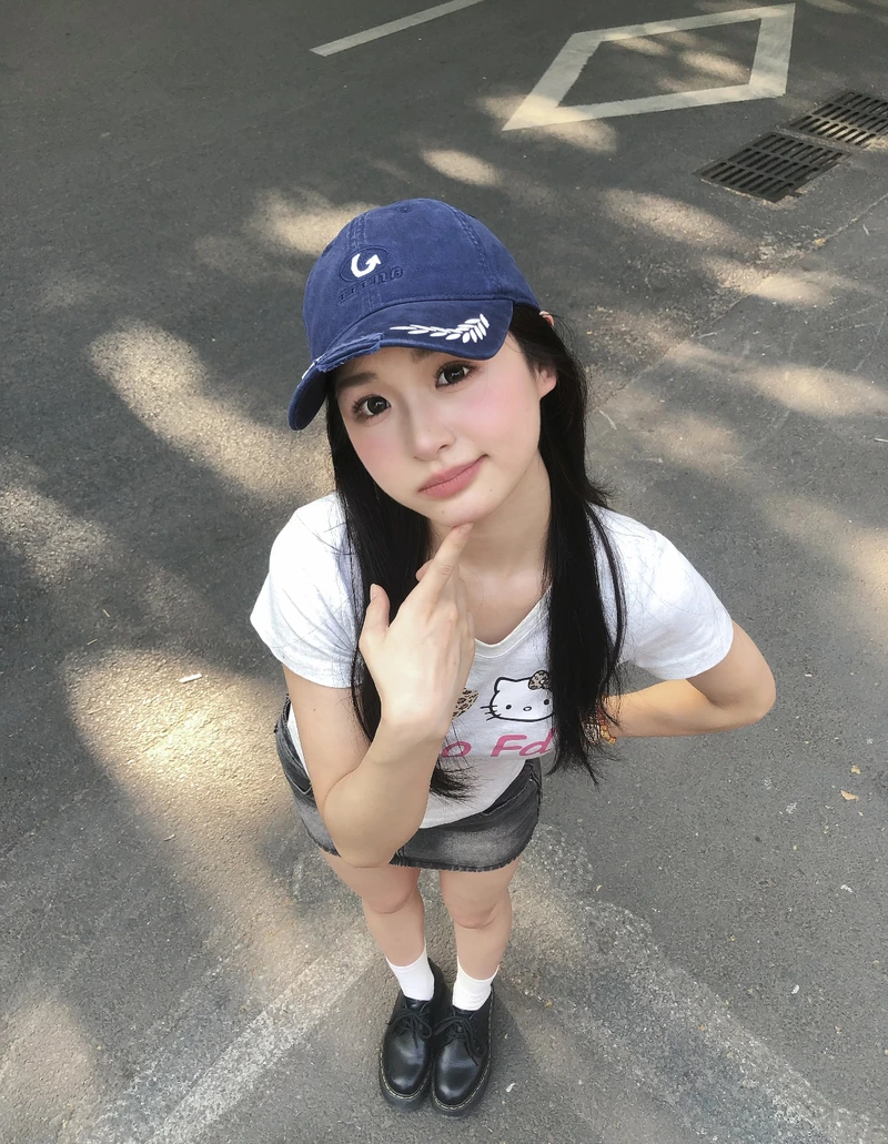 Soft glam cap stylish cap girl dp trendy chic vibe