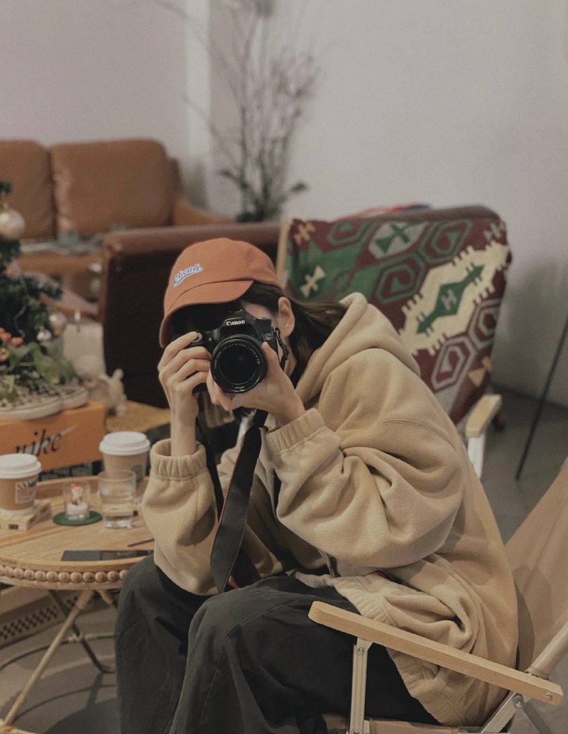Soft glow mood girls dp with camera calm aesthetic feel