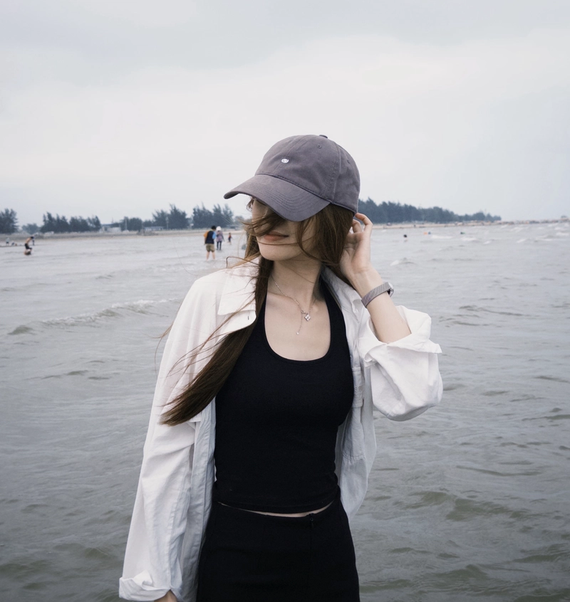 Sporty chic aesthetic cap girl dp image with modern vibe