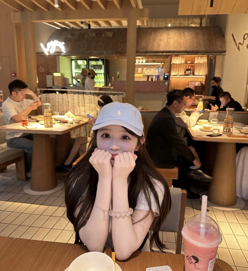 Sporty chic cap stylish cap girl dp modern casual fashion look