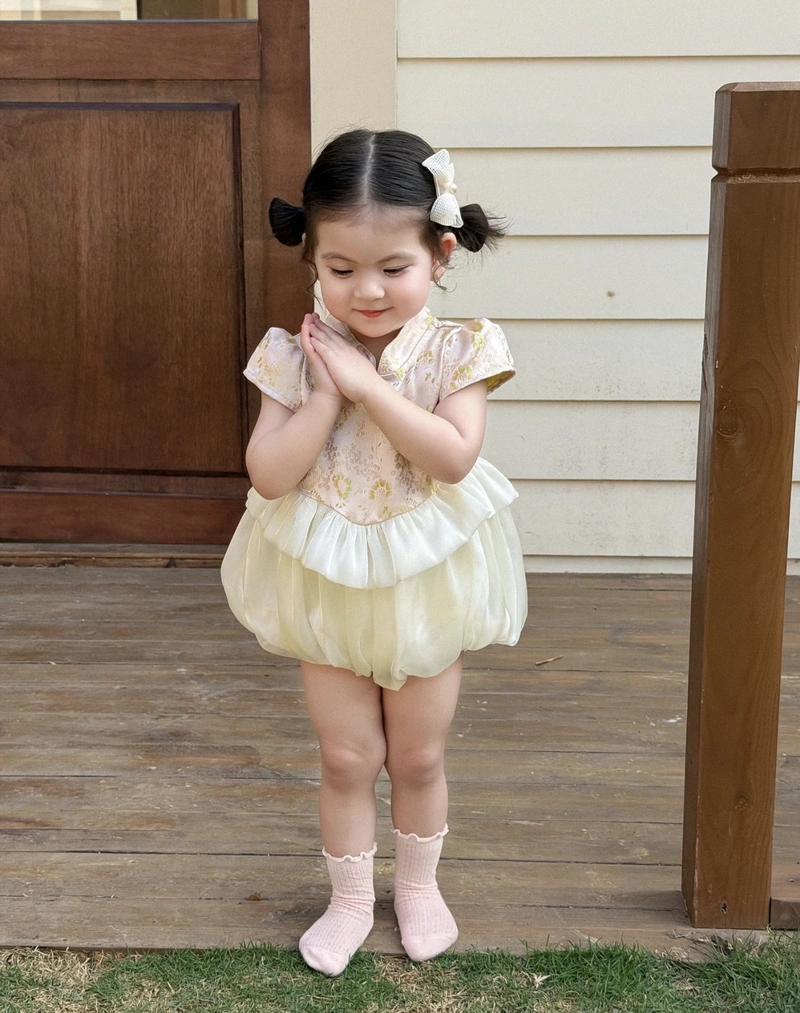 Stylish baby girl dp mini diva look with classy fashion mood