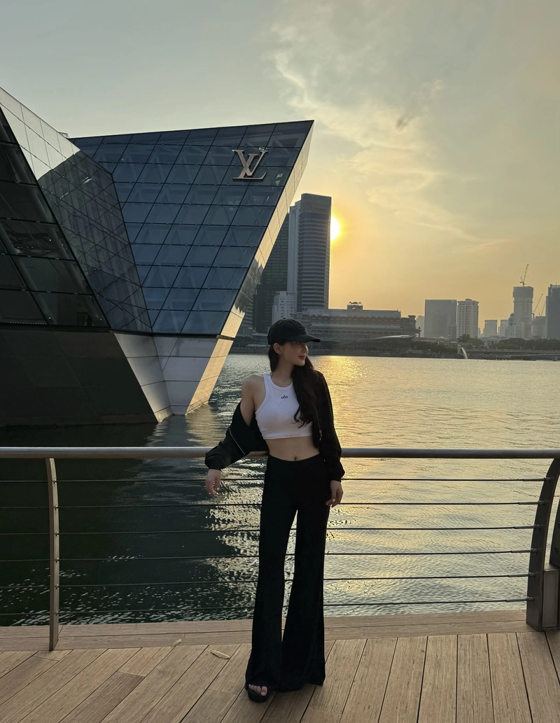 Stylish casual look cap girl dp image with confident fashion mood