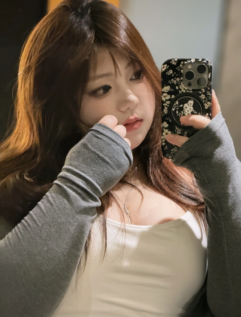 Stylish selfie fat girl dp trendy pose look
