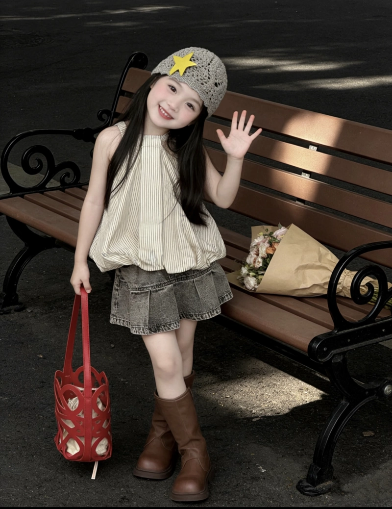 Tiny fashion queen stylish baby girl dp with cute glam vibe