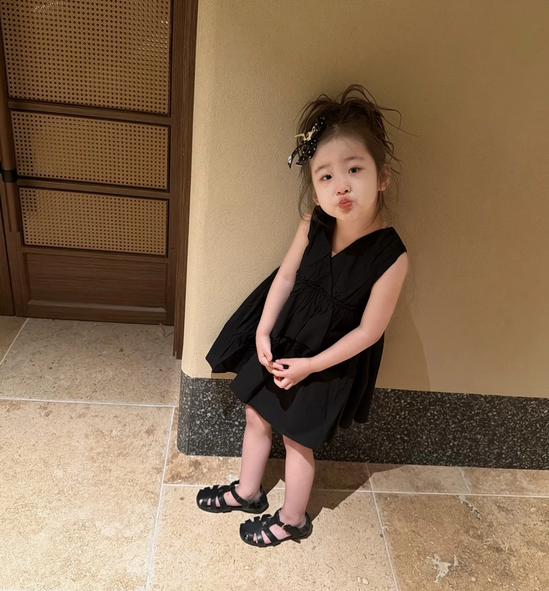 Tiny hands baby girl dp pic soft lovely vibe