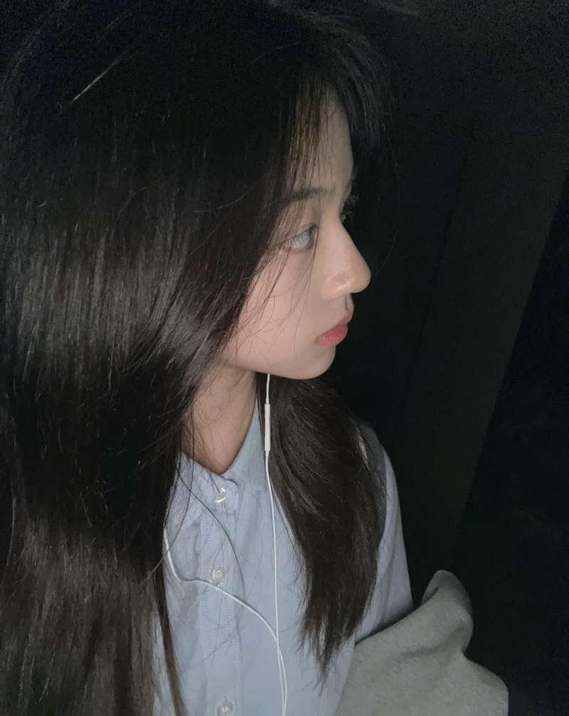 Trendy outfit half face girl dp stylish pose look