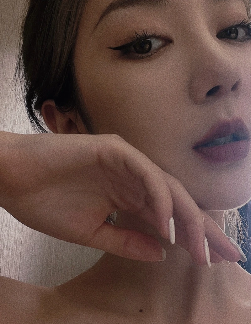 Vintage feel half face girl dp retro aesthetic look