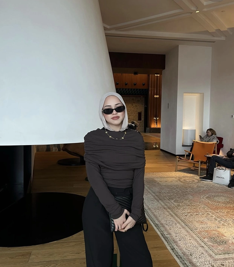 Warm light glow islamic girl dp for whatsapp calm spiritual feel