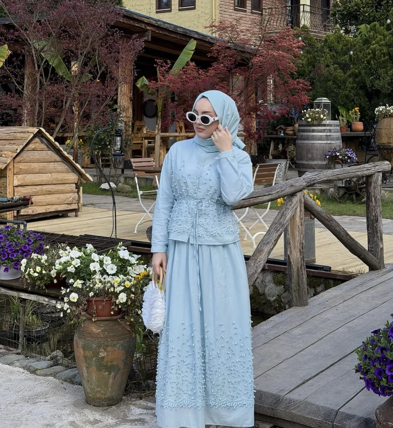 soft pastel modest ramzan girls dp with serene mood