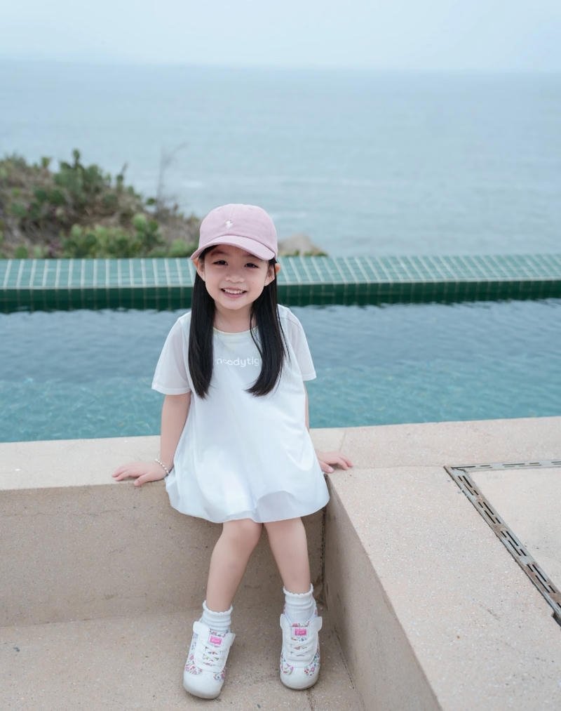 Cotton candy mood small girl dp with pink aesthetics