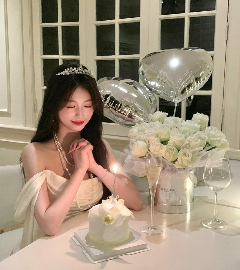 Cute balloon inspired birthday girl dp with sparkles