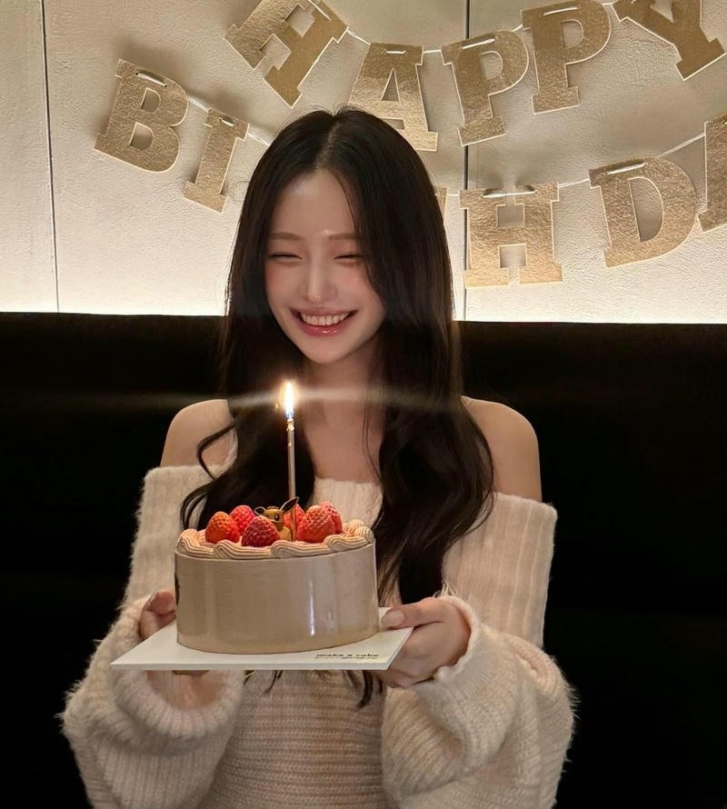 Cute luxury mood birthday girl dp for cute profiles