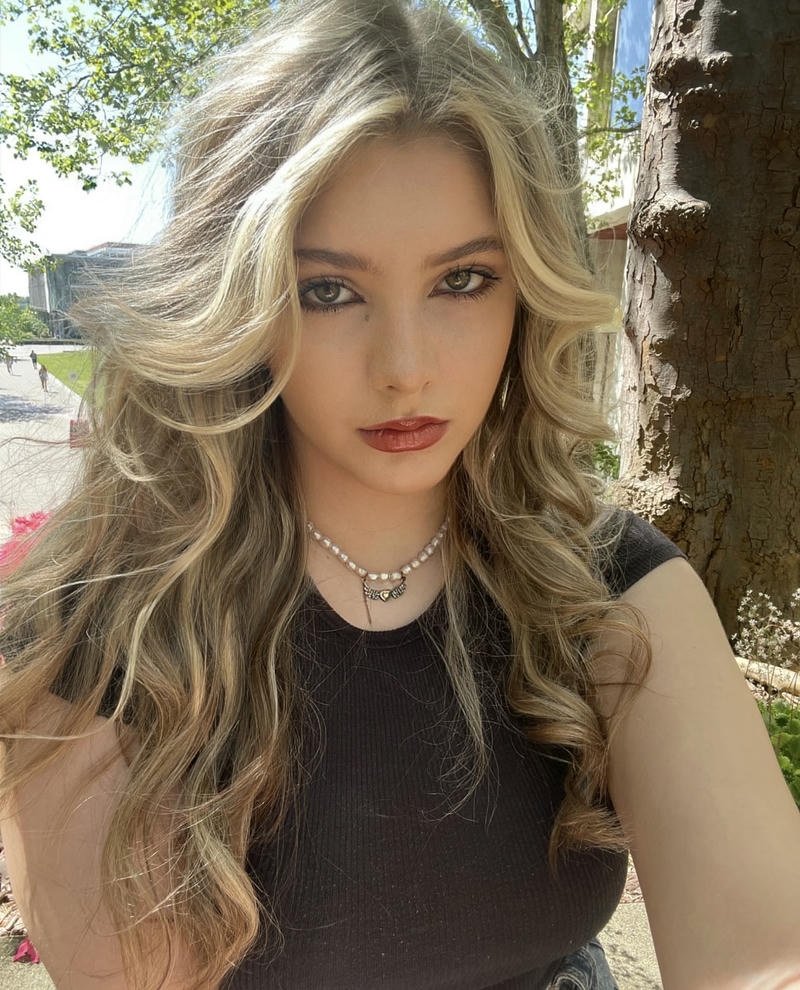 Dark stylish edits american girls dp for trendy profiles