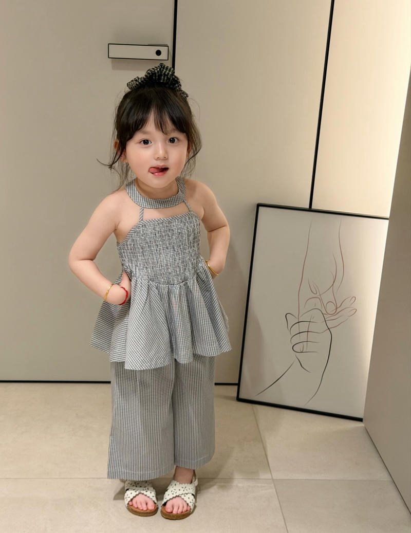 Doll face inspired small girl dp for stylish girls