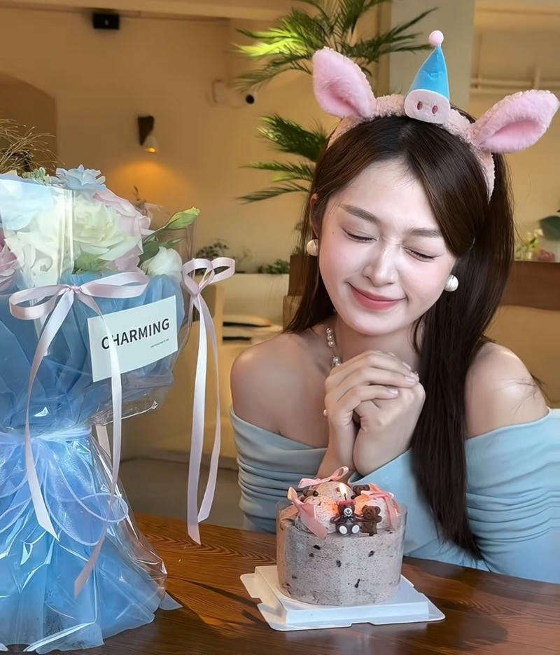 Dreamy candle light birthday girl dp with soft vibes