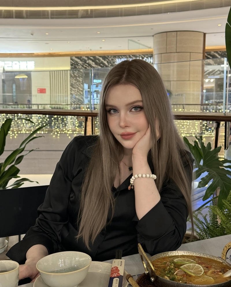 Elegant downtown themes american girls dp for instagram users