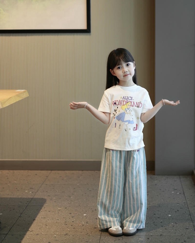 Frozen angel style small girl dp with blue themes