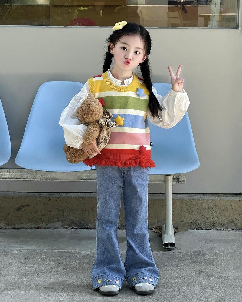 Little aesthetic soul small girl dp with soft glow