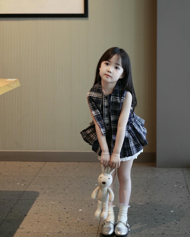 Little neon aesthetic small girl dp with trendy themes