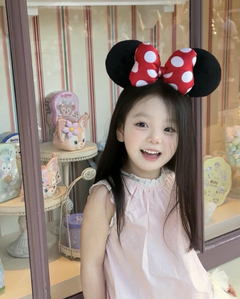 Little star aesthetic small girl dp with glowing vibes