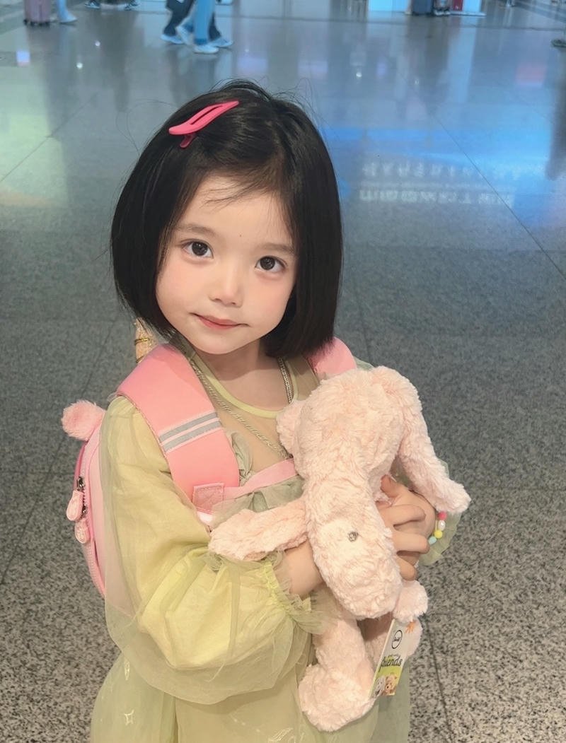 Mini aesthetic queen small girl dp with classy vibes