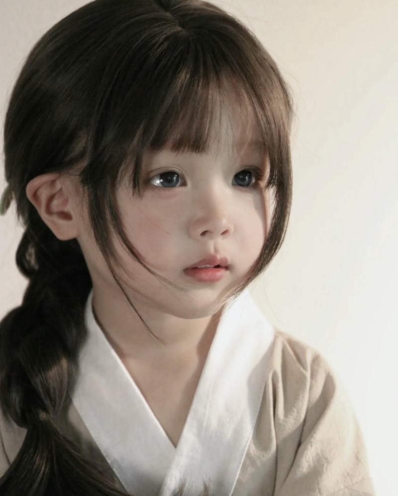 Mini dreamcore aesthetic small girl dp with soft edits