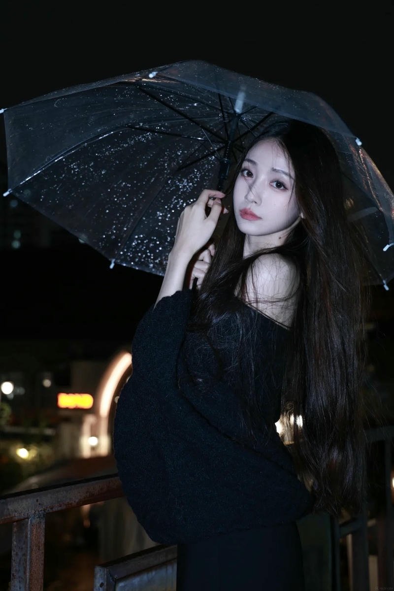 Raindrop glow atmosphere monsoon dp for girl inspiration