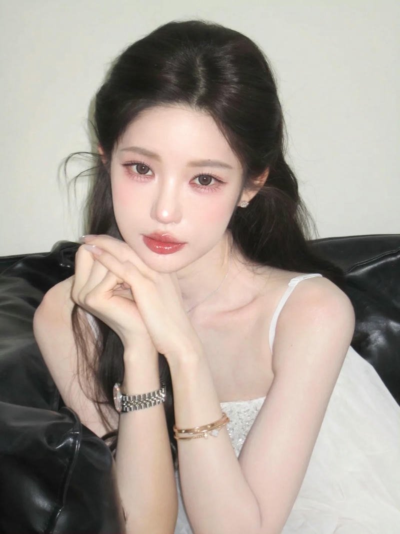 Soft emotional atmosphere girl style pic dp for users