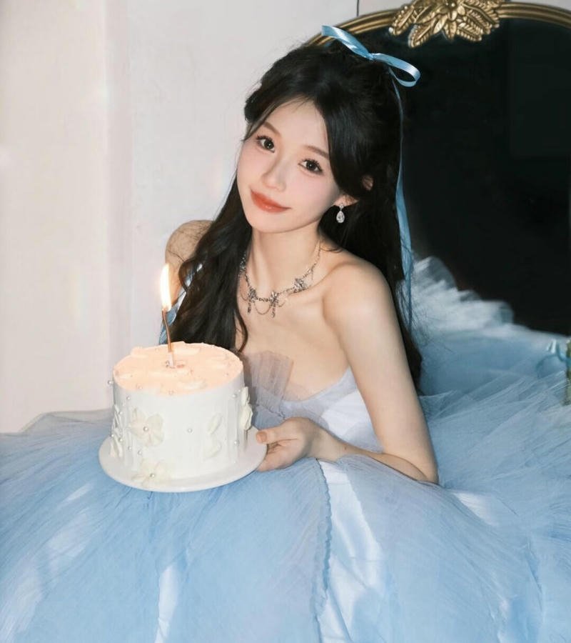 Soft glowing birthday girl dp for dreamy instagram themes