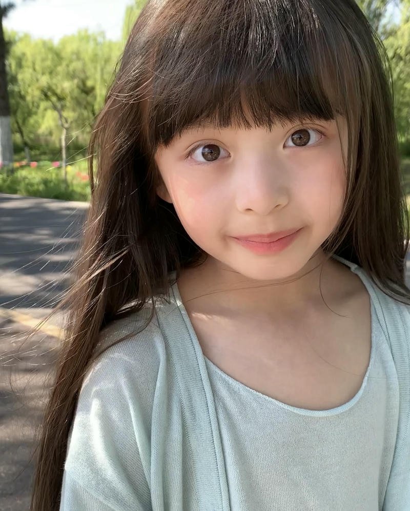 Sweet heart theme small girl dp with soft sparkles
