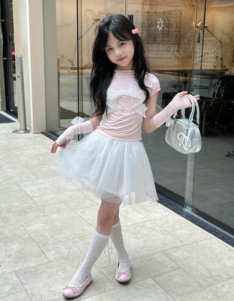 Tiny blush aesthetic small girl dp with cozy themes