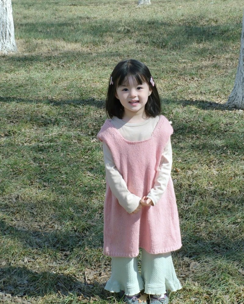 Tiny winter vibe small girl dp for cozy themes