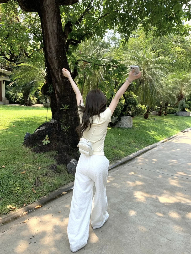 aesthetic beach walk moments with back pic of girl for dp